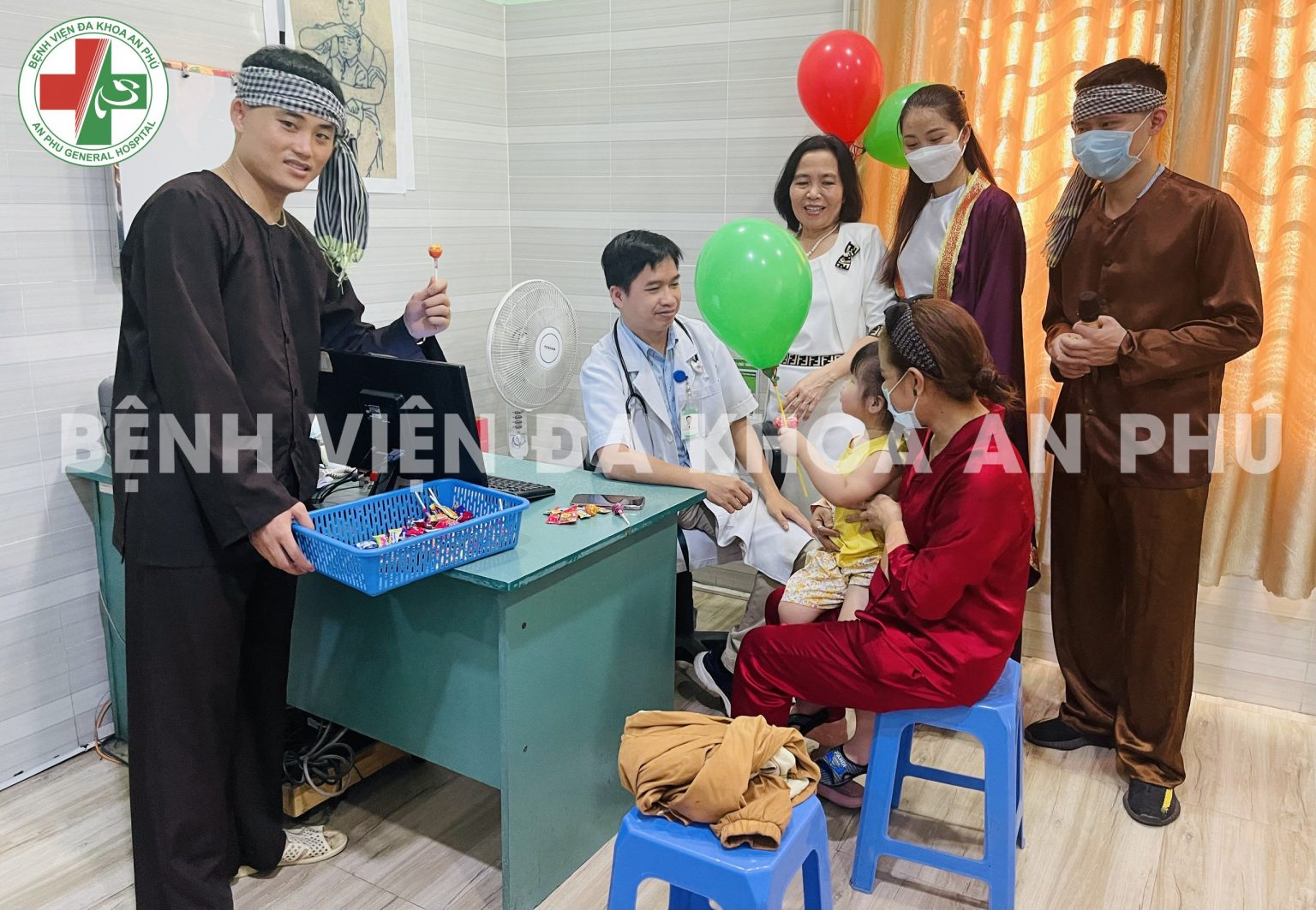 Thạc sĩ, Bác sĩ Hứu Thanh Vương cùng “chú Cuội – chị Hằng” tặng quà cho các cháu thiếu nhi khi đang khám bệnh tại khoa Nhi – BVĐK An Phú